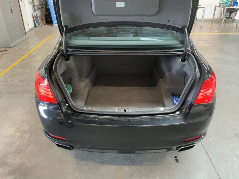 BMW 7er 740i 2010 – снимка 15