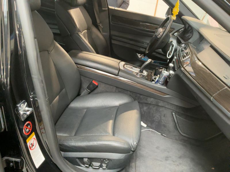 BMW 7er 740i 2010 – снимка 16