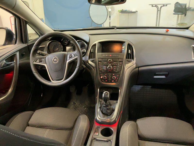 Opel Astra 1.4 Turbo Innovation 2011 – снимка 17