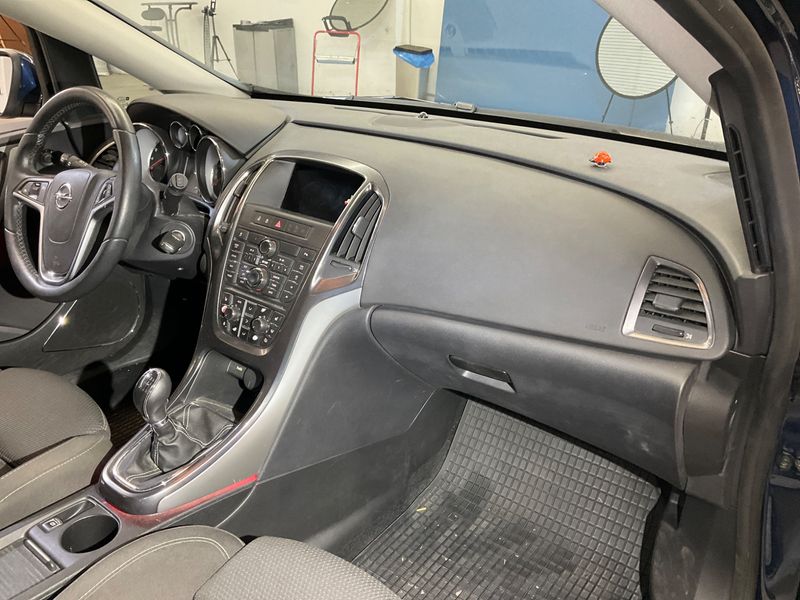 Opel Astra 1.4 Turbo Innovation 2011 – снимка 29