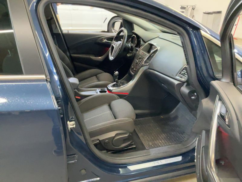 Opel Astra 1.4 Turbo Innovation 2011 – снимка 16