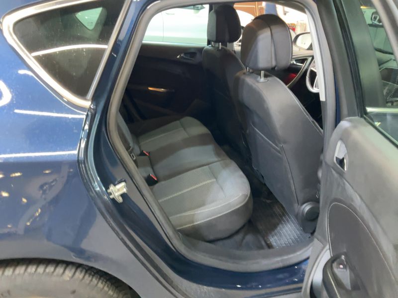 Opel Astra 1.4 Turbo Innovation 2011 – снимка 19