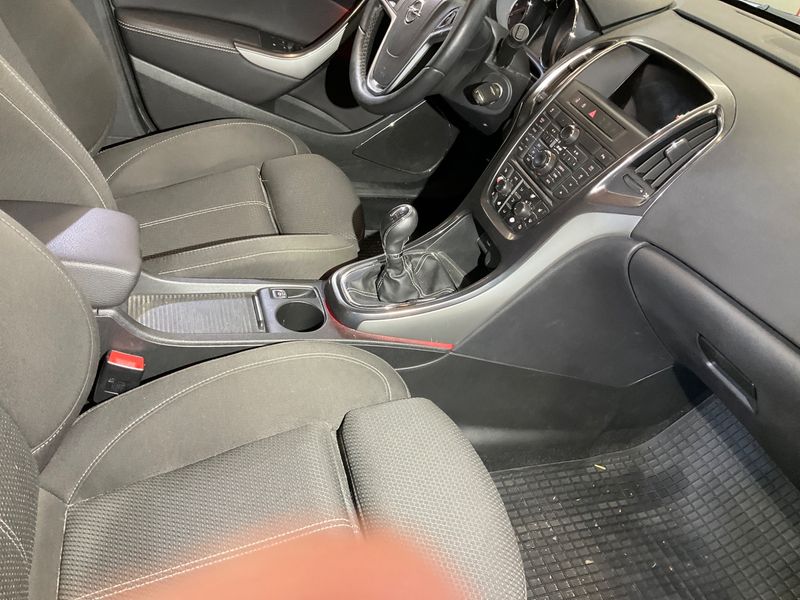 Opel Astra 1.4 Turbo Innovation 2011 – снимка 28