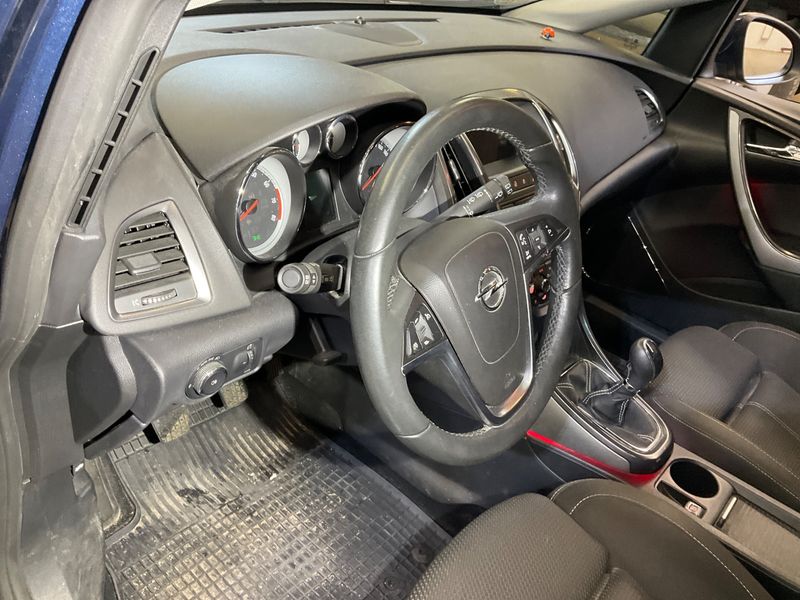 Opel Astra 1.4 Turbo Innovation 2011 – снимка 33