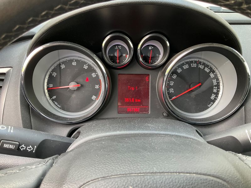 Opel Astra 1.4 Turbo Innovation 2011 – снимка 18