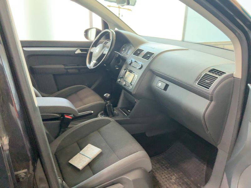 Volkswagen Touran 2.0 TDI Design Edition BlueMotion Tech 2011 – снимка 17