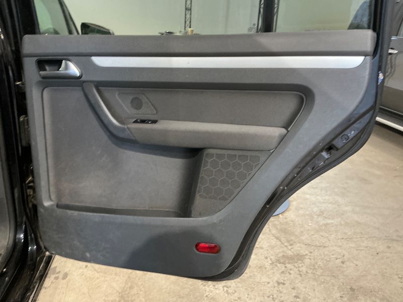 Volkswagen Touran 1.6 TDI Style BlueMotion Tech 2012 – снимка 32