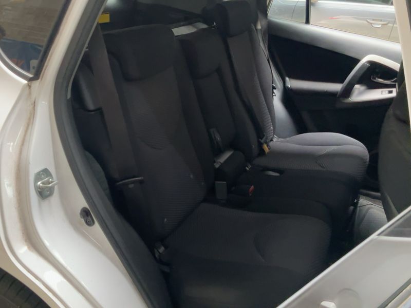 Toyota RAV 4 2.2 D-4D Life 2011 – снимка 19