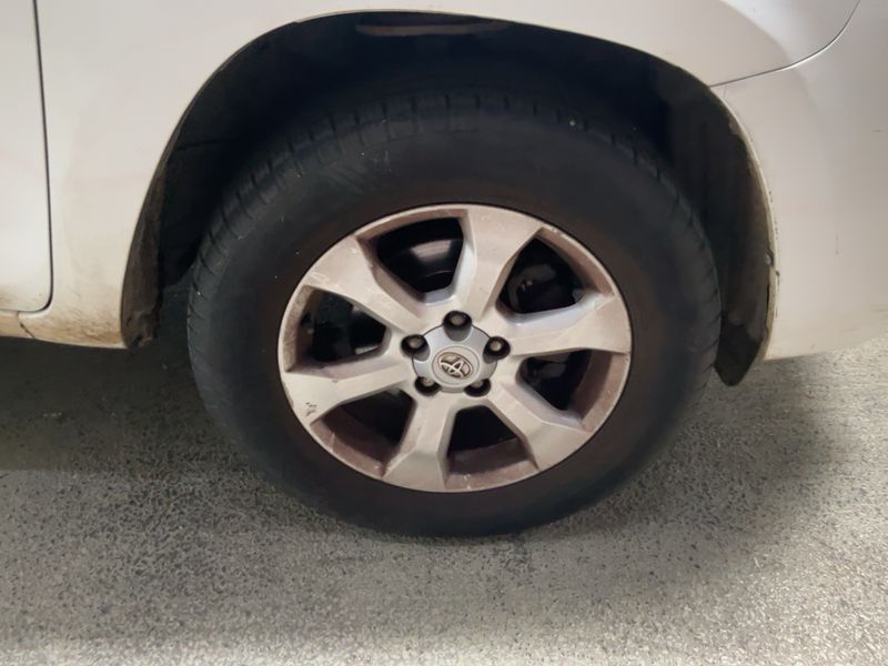 Toyota RAV 4 2.2 D-4D Life 2011 – снимка 11
