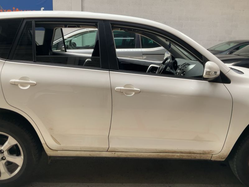 Toyota RAV 4 2.2 D-4D Life 2011 – снимка 10