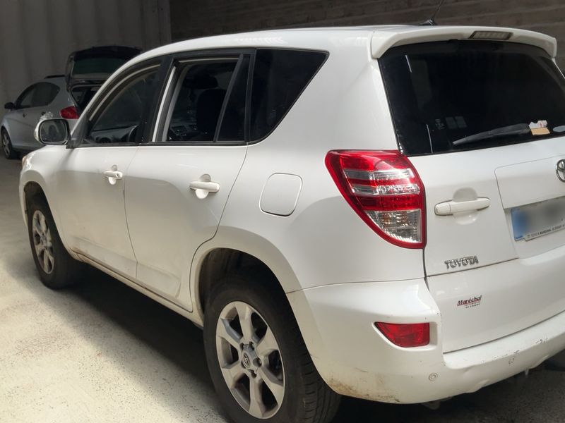Toyota RAV 4 2.2 D-4D Life 2011 – снимка 6