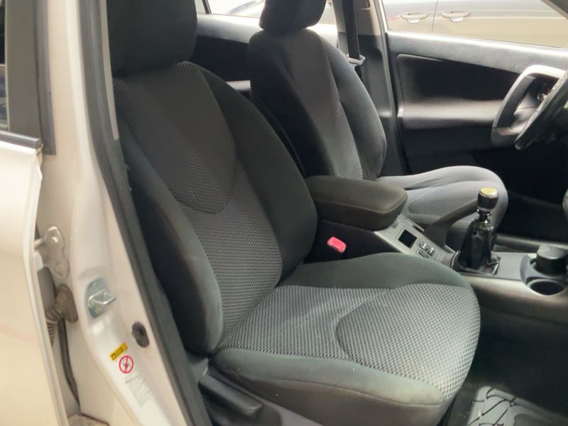 Toyota RAV 4 2.2 D-4D Life 2011 – снимка 16