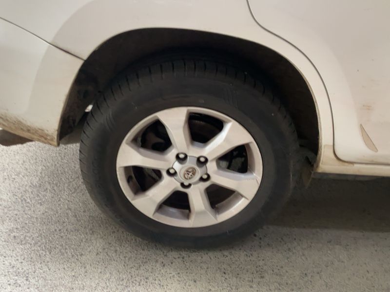 Toyota RAV 4 2.2 D-4D Life 2011 – снимка 9