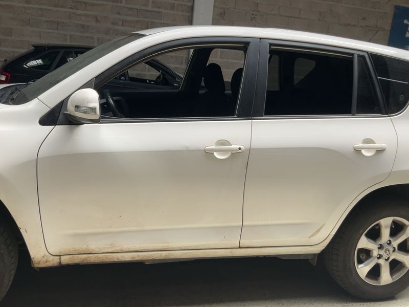 Toyota RAV 4 2.2 D-4D Life 2011 – снимка 4