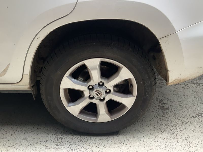 Toyota RAV 4 2.2 D-4D Life 2011 – снимка 5