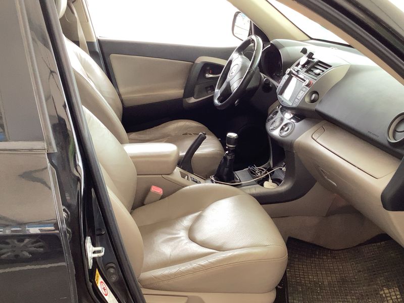 Toyota RAV 4 2.2 D-CAT Sol 2006 – снимка 16