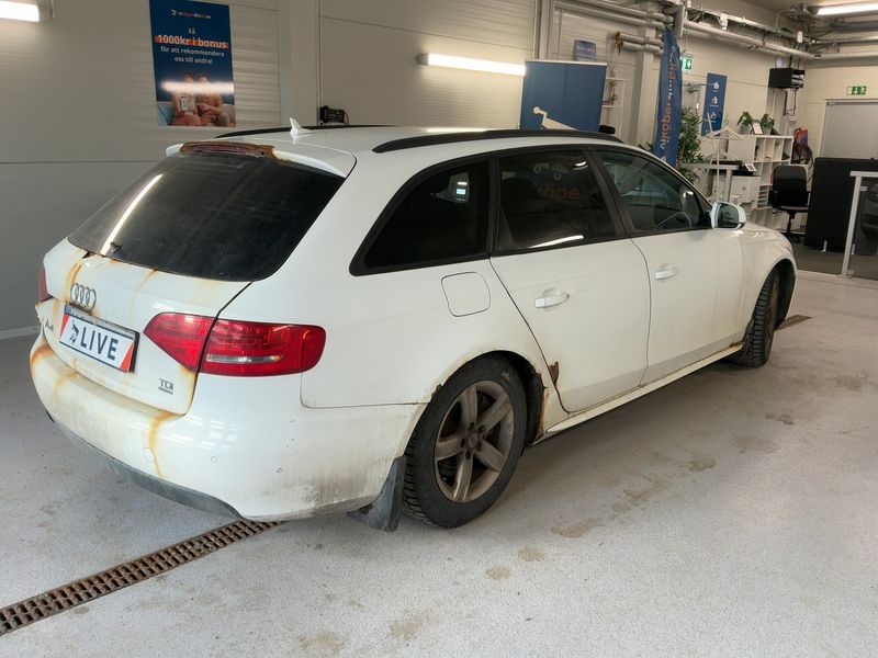 Audi A4 2.0 TDI quattro Attraction 2011 – снимка 8