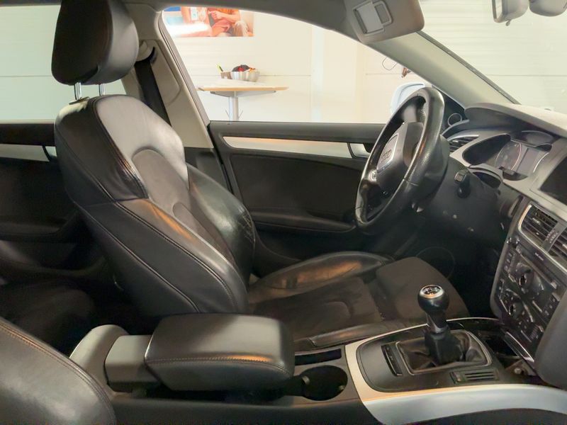 Audi A4 2.0 TDI quattro Attraction 2011 – снимка 17