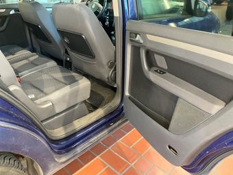 Volkswagen Touran 2.0 TDI Trendline 2010 – снимка на щета 14