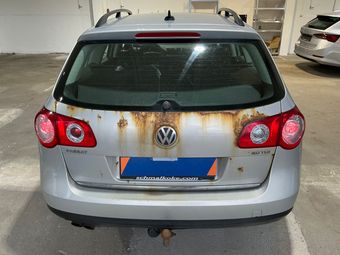 Volkswagen Passat 2.0 TDI Trendline 2010 – снимка на щета 25